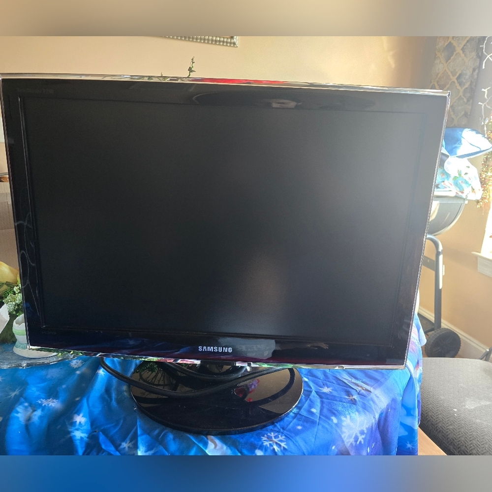 Samsung Syncmaster T240 LCD, Integrated ATSC tuner, with a 24-inch widescreen